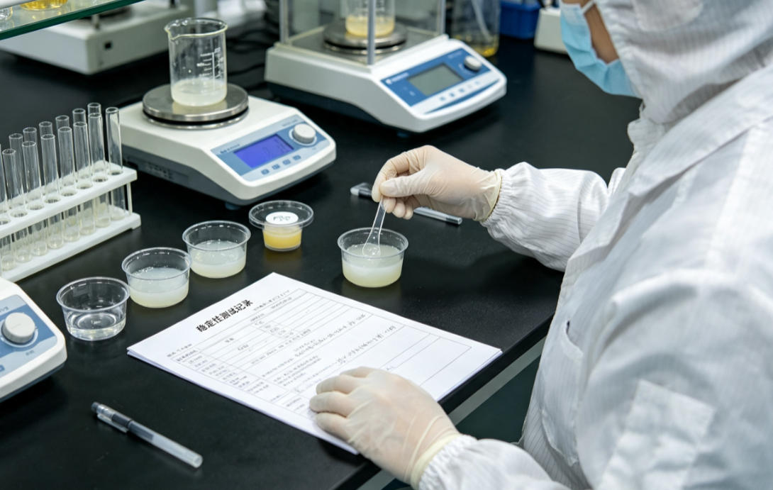 实验室配方稳定性测试 研发人员对私护凝胶、护理膏配方进行稳定性测试、酸碱度检测、质感对标实验